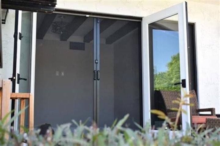 Can sliding doors have screens?