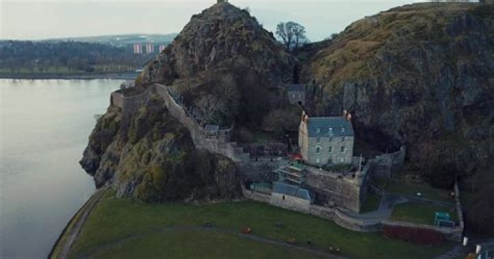 Does anyone live in Carrick Castle?