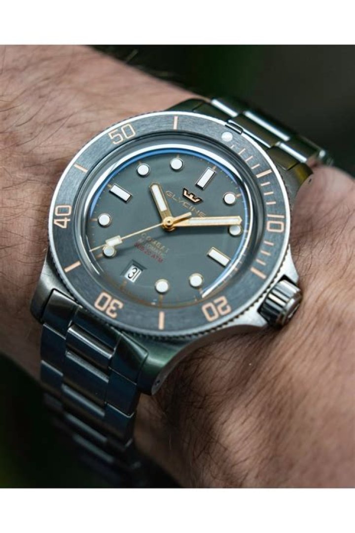 Does the glycine combat sub have a ceramic bezel?