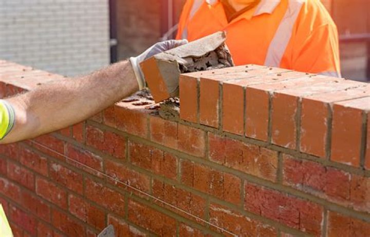 How do I get an apprenticeship in bricklaying?