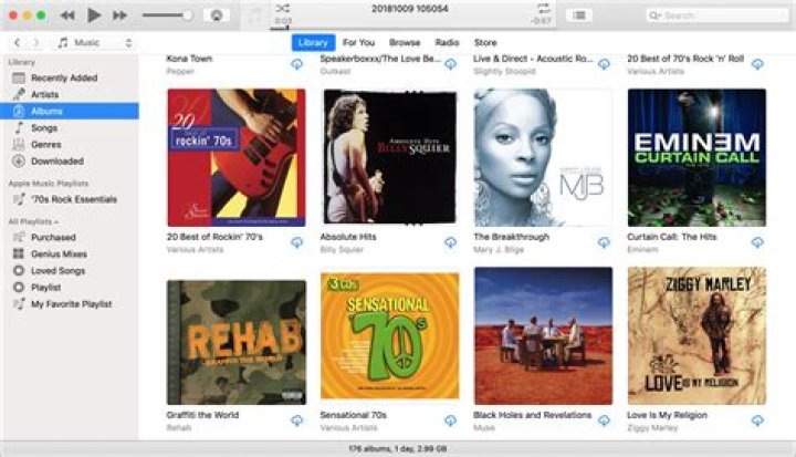 How do I manually add album artwork in iTunes?