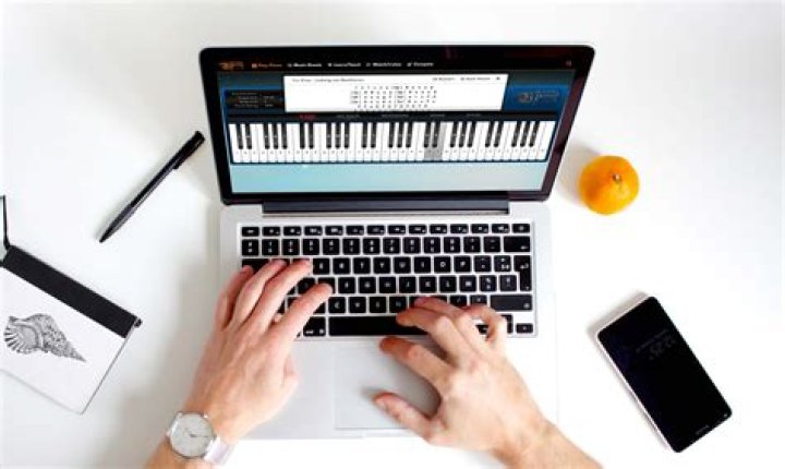 How do I use the virtual piano keyboard?