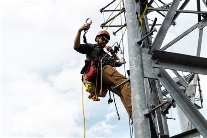 How much do tower climbers make per job?