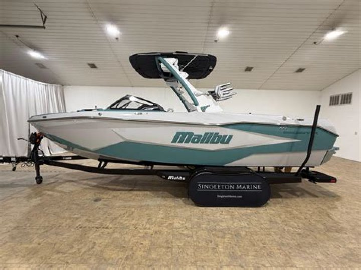 How much does a Malibu 25 LSV weight?