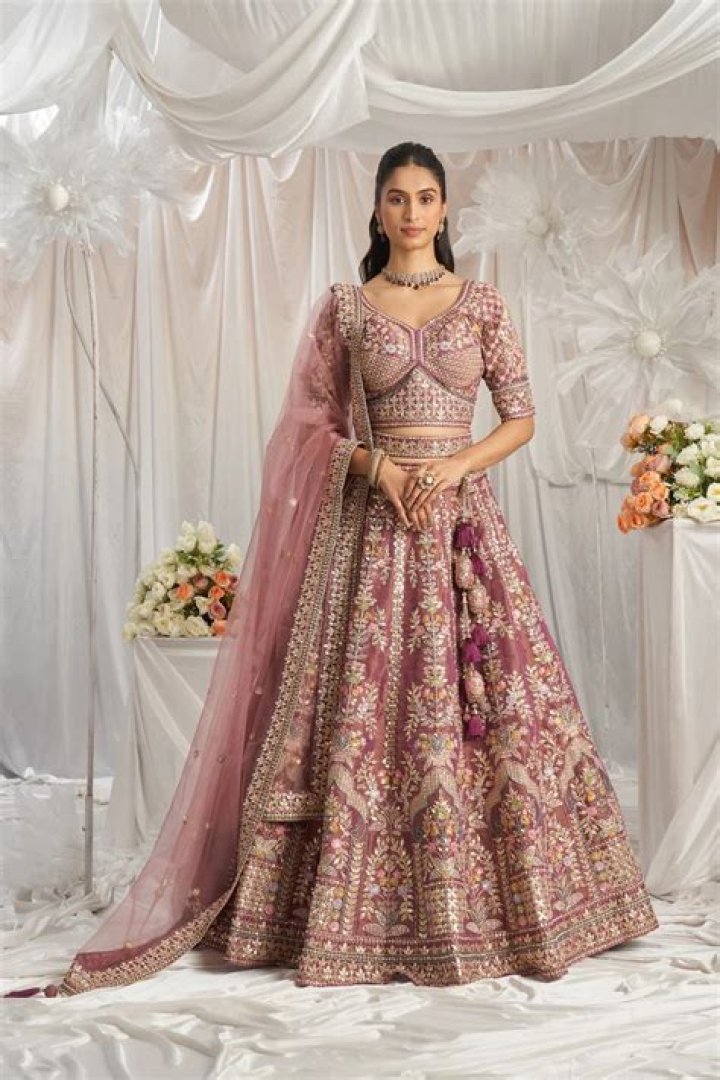 How to spot designer lehenga choli designs at Indian weddings?