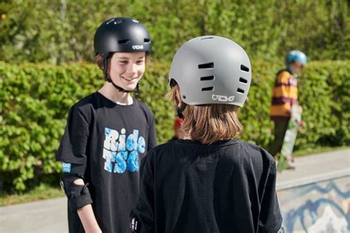 Should u wear a helmet when skateboarding?