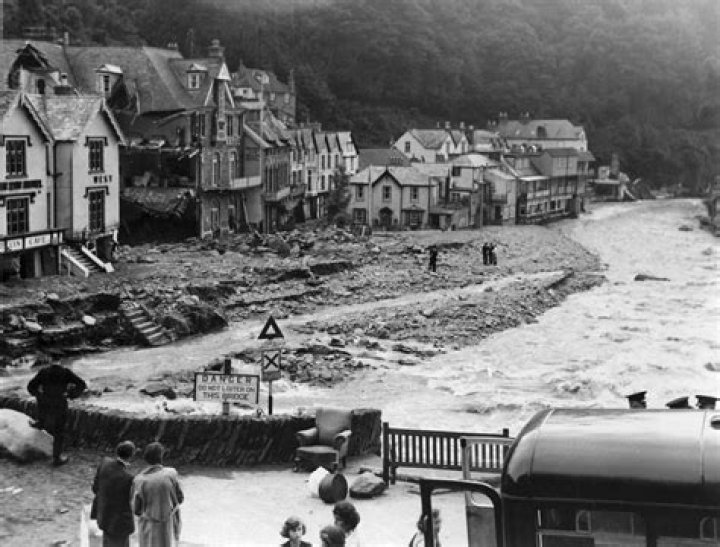 What caused the Lynmouth flood of 1952?