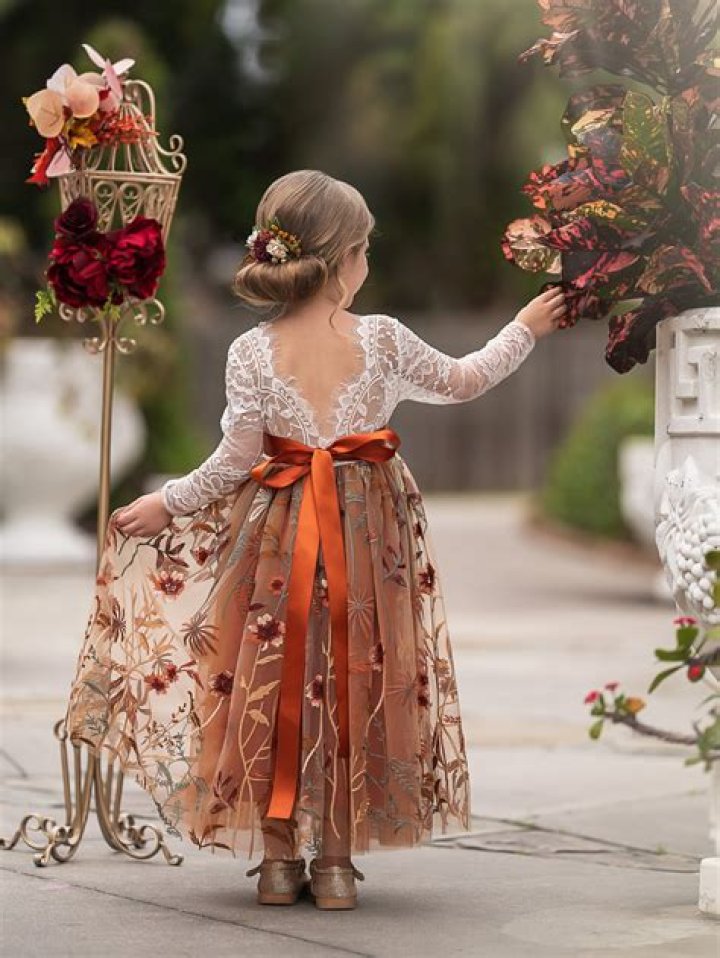 What color do flower girls wear in weddings?