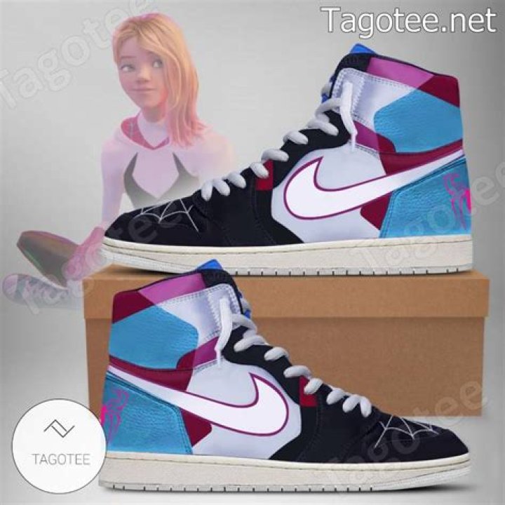 What does Spider Gwen wear?