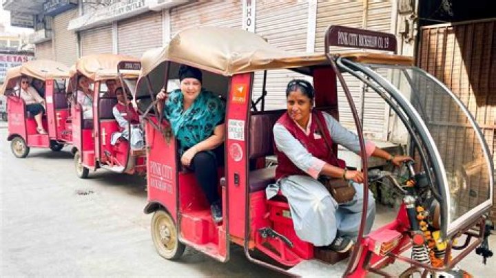 What is the price of rickshaw in Mumbai?
