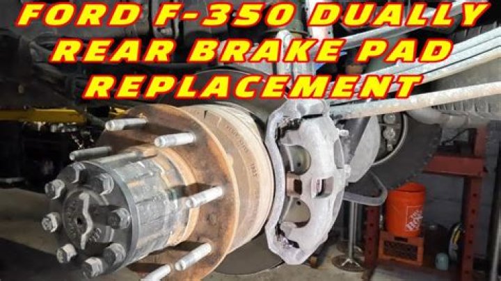 What kind of brakes does a Ford Fiesta have?