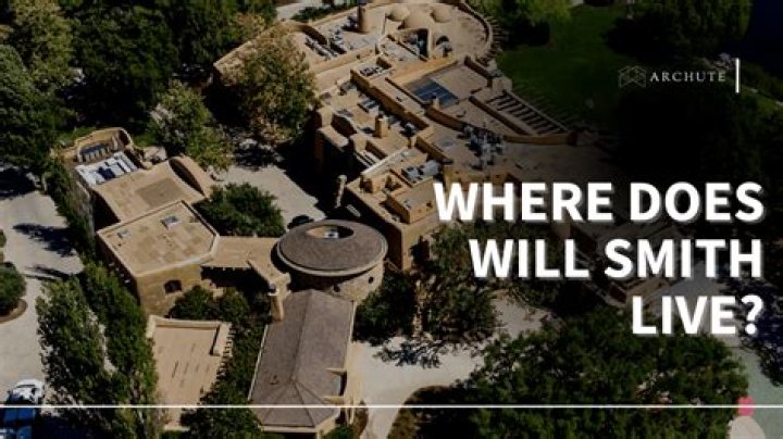 Where does Paul Smith live in London?