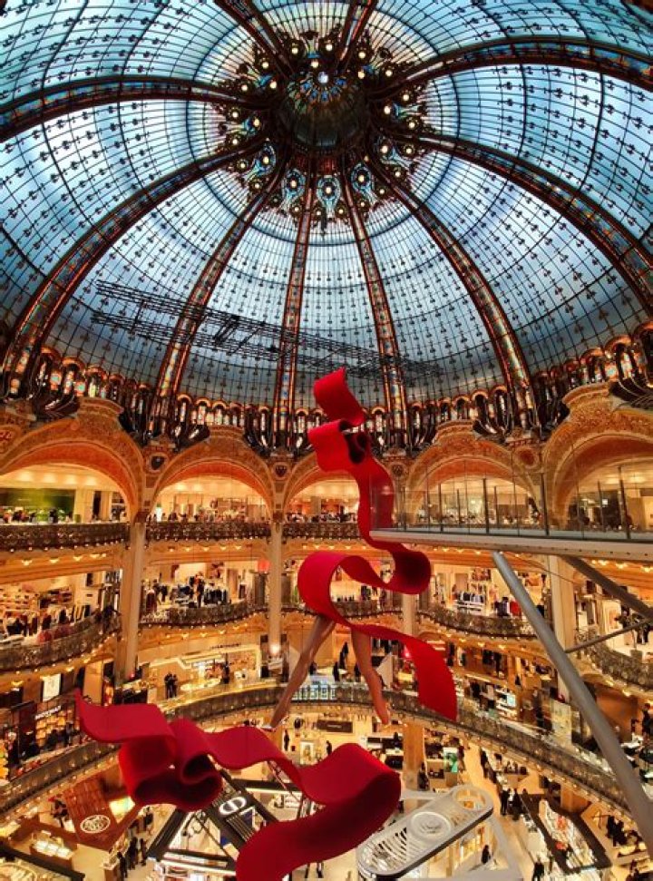 Who owns Galerie Lafayette Paris?